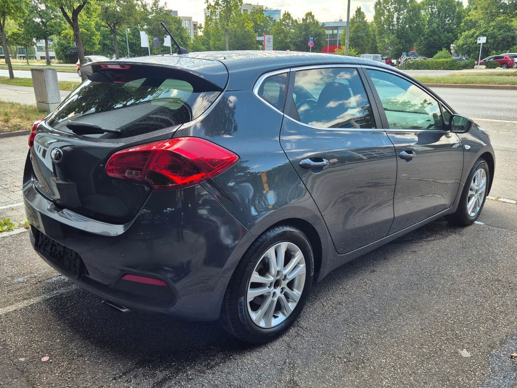 
Kia Ceed Edición Copa Mundial de la FIFA full									