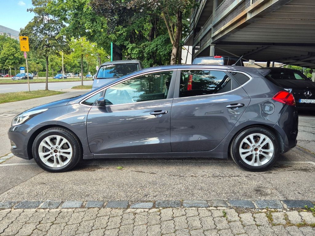 
Kia Ceed Edición Copa Mundial de la FIFA full									